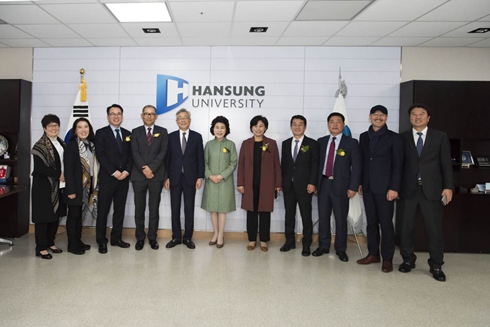 IBDR회장 및 서울시장부인, 서울대총장, 민주당의원, 산문사대표 등 단체 사진